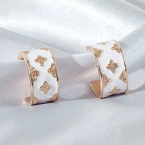 New Gold and White Clover Flower Hoop Cuff Earrings NWT
